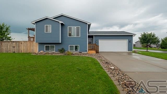 1st image of 900 Lois Ln