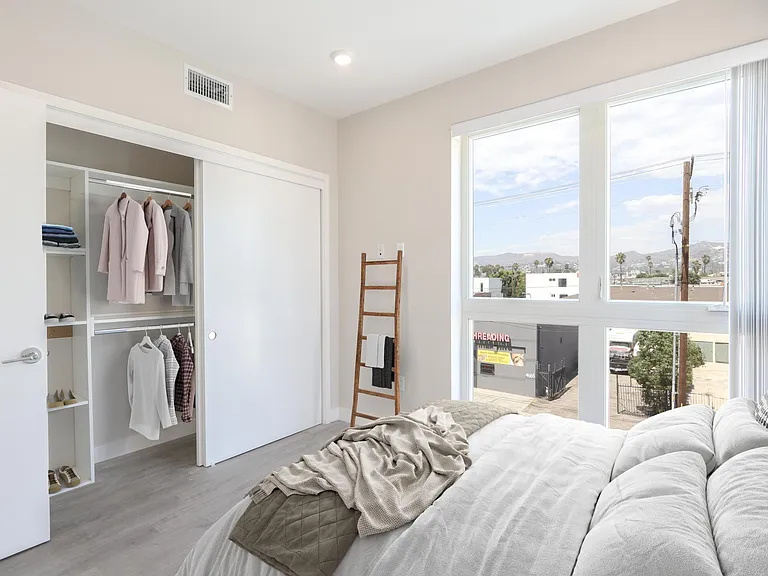 4660 Melrose Ave — Photo 4
