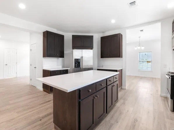 323 Lakeside, Lakehills, TX 78063