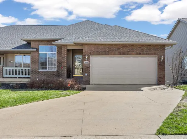105 E Tartan Dr, North Liberty, IA 52317