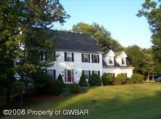 312 Cedar Manor Dr, Mountain Top, PA 18707