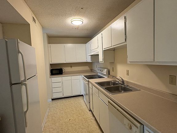 5th image of 3555 Sable Palm Ln #7P