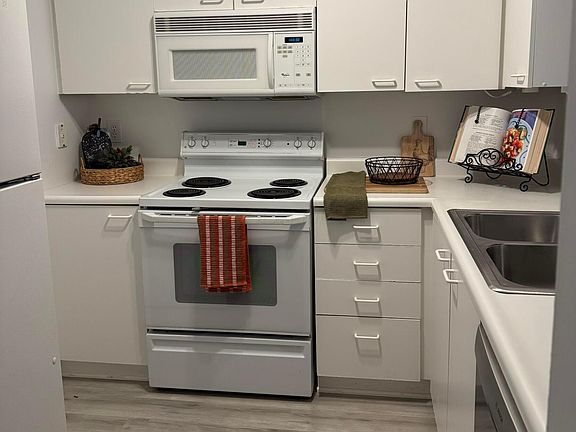 5th image of 184 Macandrews Way #44E
