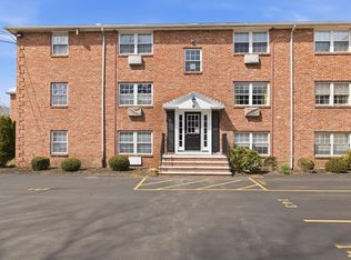 8 Colonial Village Dr APT 3, Arlington, MA 02474