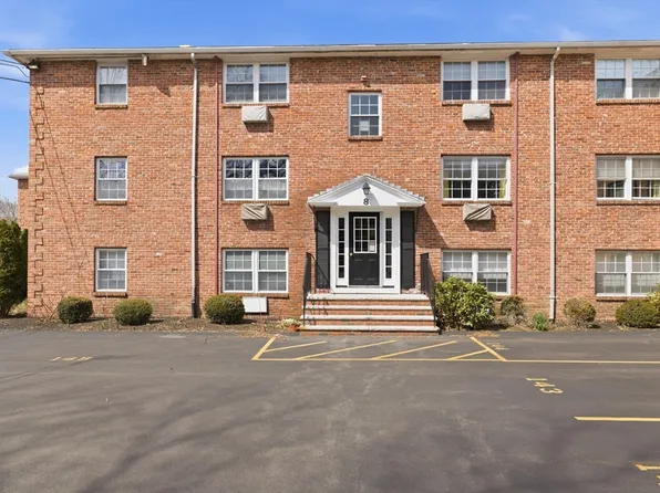 8 Colonial Village Dr APT 3, Arlington, MA 02474