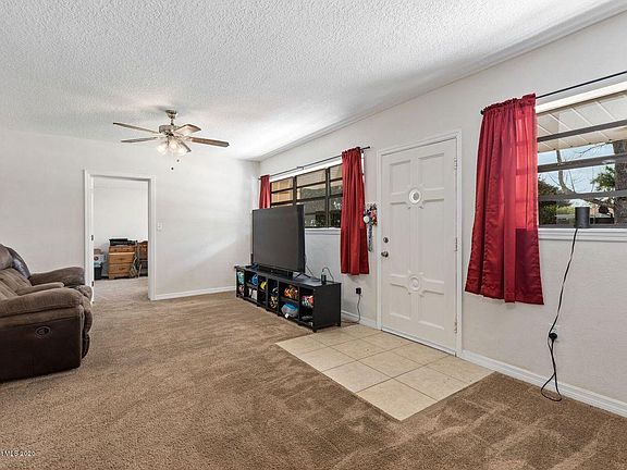 3rd image of 817 Glenmore Cir