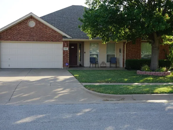 711 Hill Ln, Cleburne, TX 76033