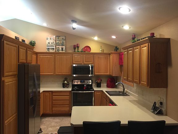 Kitchen w/bar area