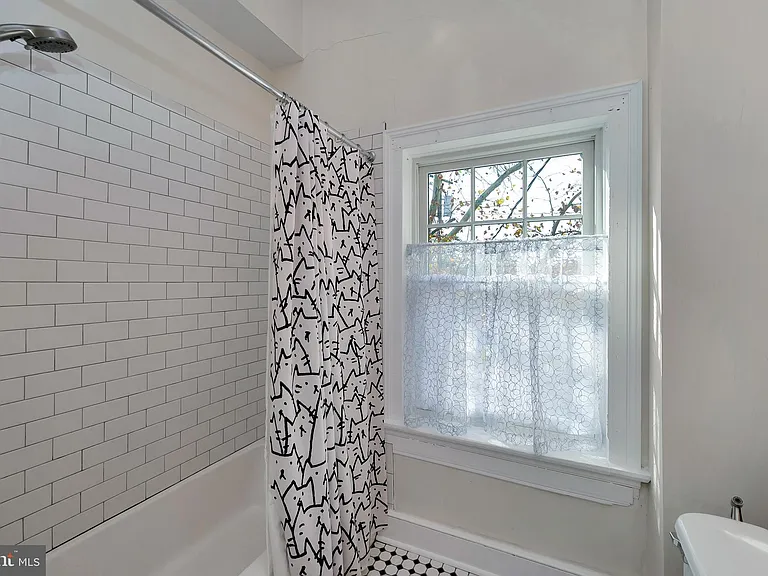 305 Prince Edward St — Photo 38