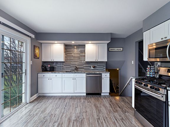 4th image of 6031 Forestview Dr