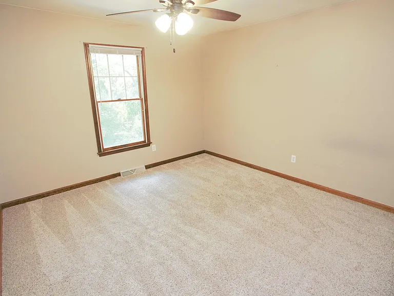 98 Thorndale Cir — Photo 37