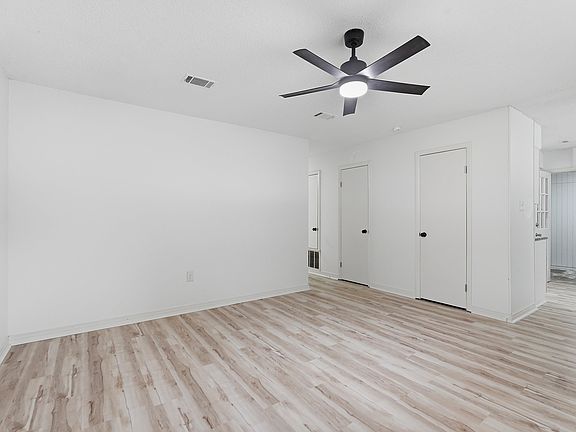 4th image of 10 Brookway Ln
