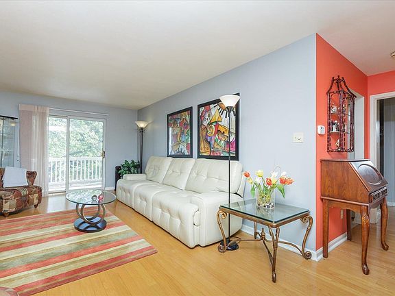 3rd image of 920 Guelbreth Ln APT 104