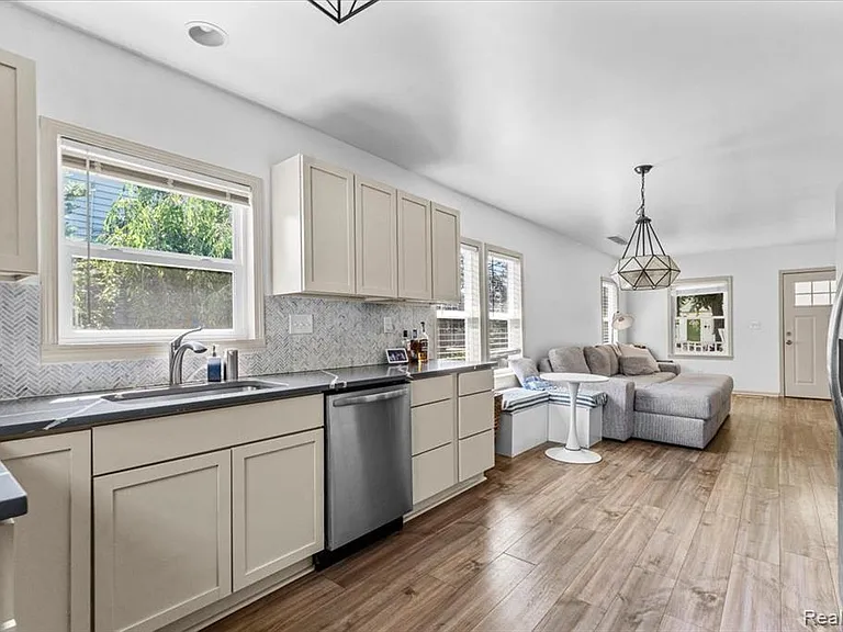 136 W Mapledale Ave — Photo 7