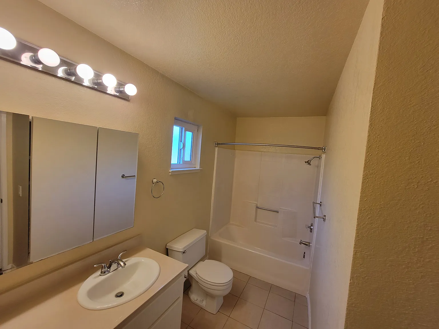 3 bed, 1290 sqft, $2,500 — Photo 3