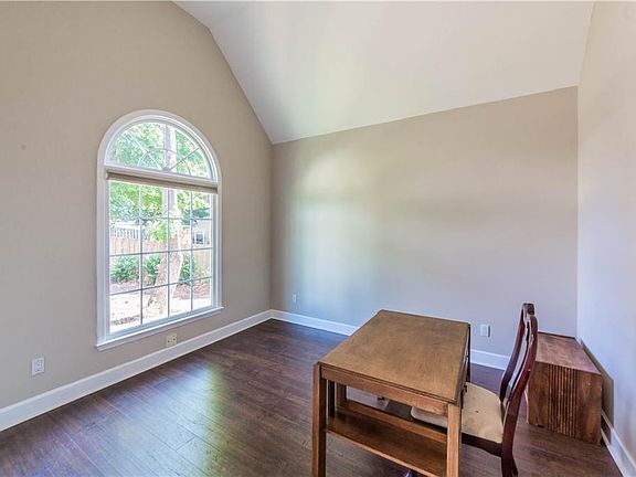 5th image of 210 W Brookhollow Ct