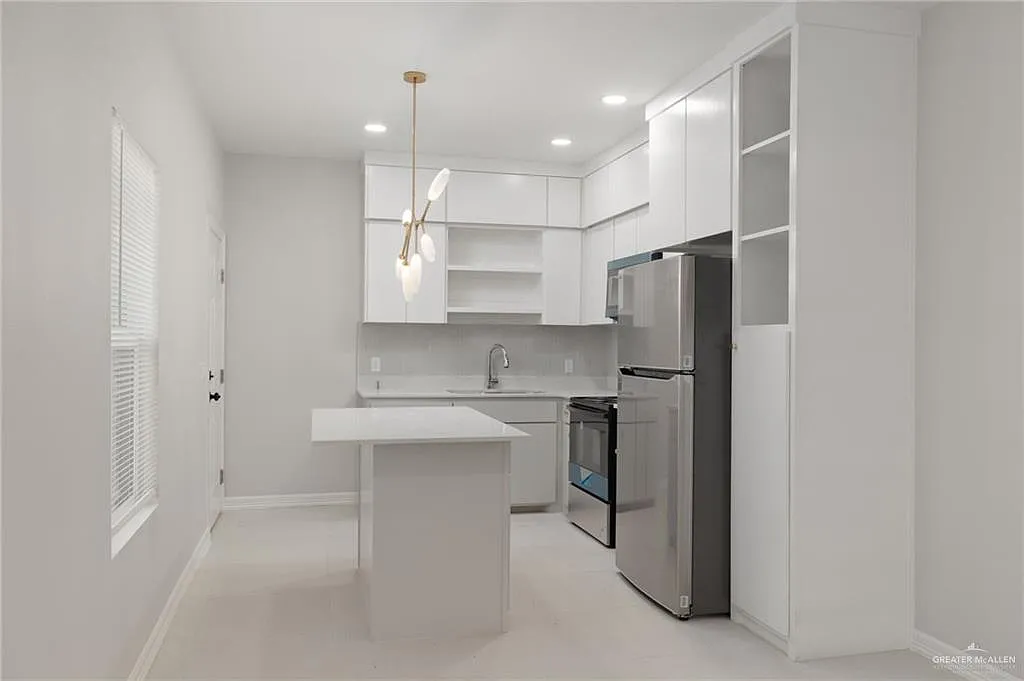 3 bed, 2.0 bath, 4250 sqft, $1,200 — Photo 4