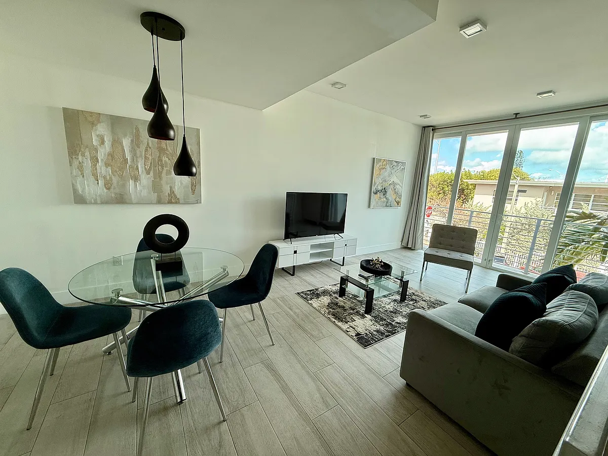 Building Photo - 8143 Harding Ave #3
