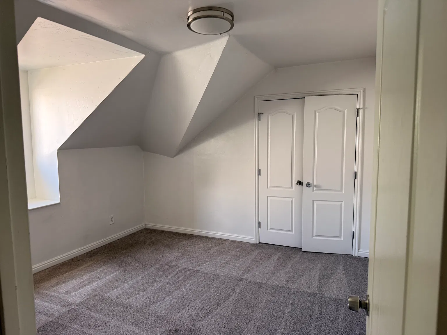 3 bed, 1600 sqft, $1,900 — Photo 2