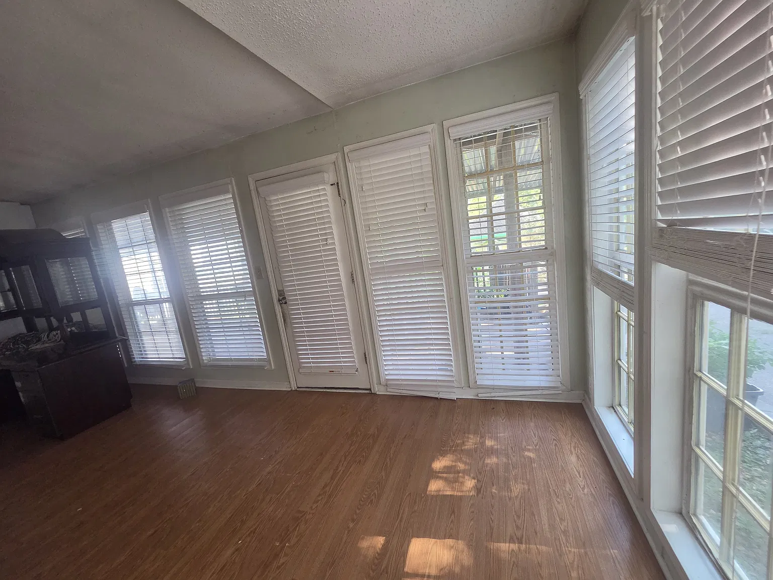 8 bed, 4110 sqft, $3,400 — Photo 3