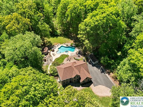 2nd image of 5925 Robin Ln