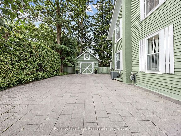 3rd image of 523 Queen St