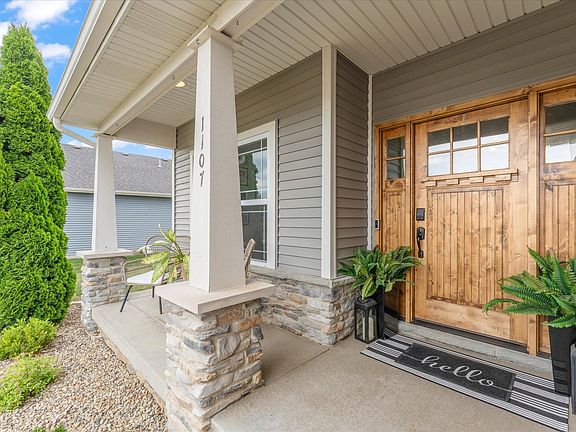 4th image of 1107 Farm Lake Dr
