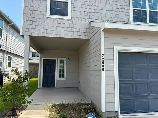 4 bed, 2.5 bath, 2065 sqft, $2,300 — Photo 2