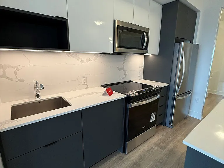 202 Burnhamthorpe Rd E #1410 — Photo 14