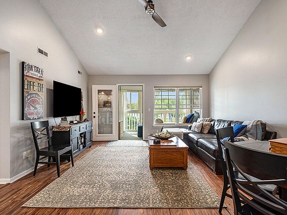 4th image of 374 Westbrook Ct