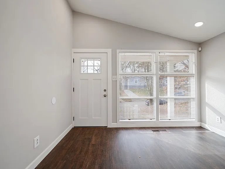 976 McKay Dr SE — Photo 7