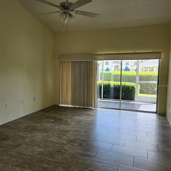 6330 Green Oak Cir #6330 — Photo 4