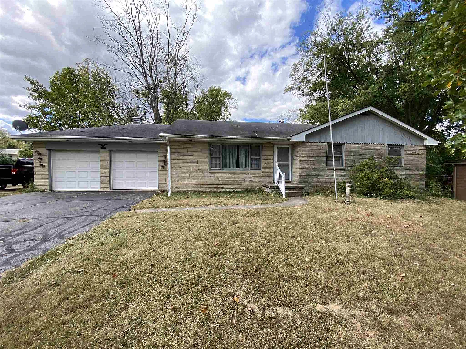605 N Staats Dr photo 1