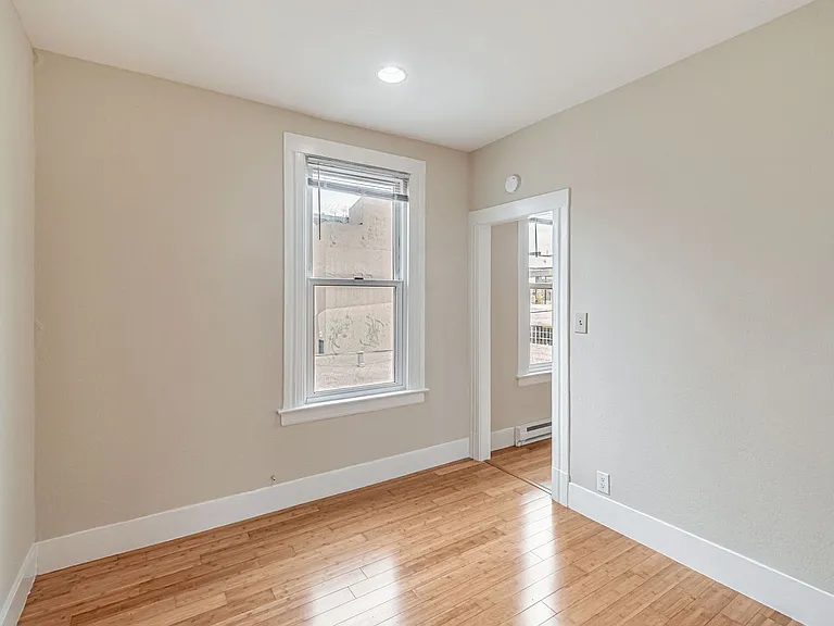 435 Hayes Apartments — Photo 10