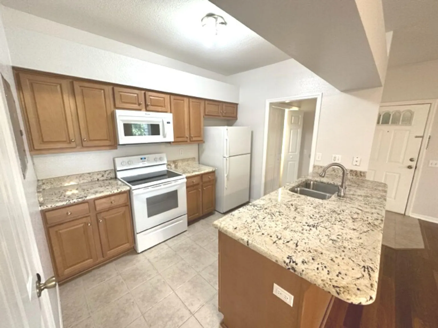 2 bed, 1017 sqft, $1,700 — Photo 2