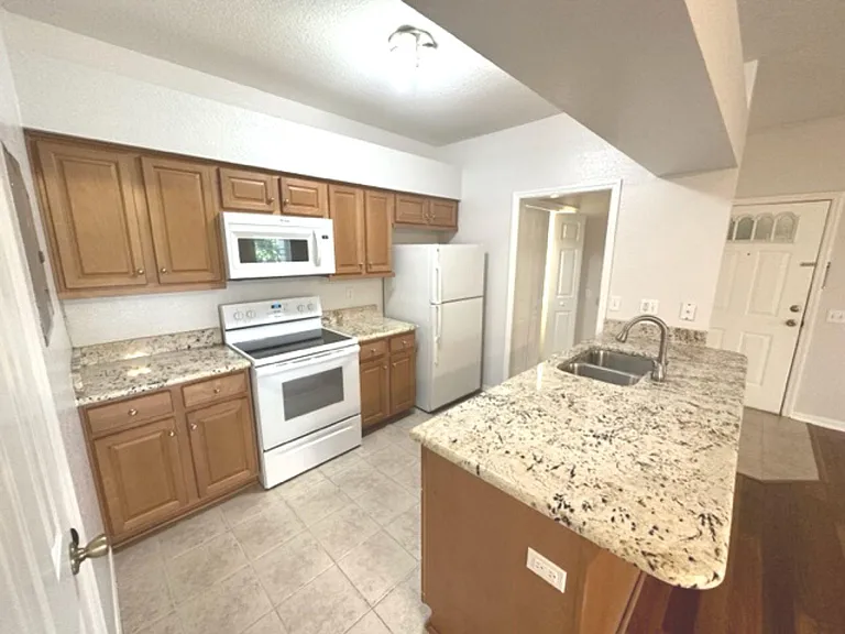 903 Eagle Pond Dr — Photo 2