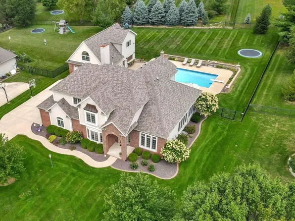 1308 Ridgefield Dr, Mahomet, IL 61853