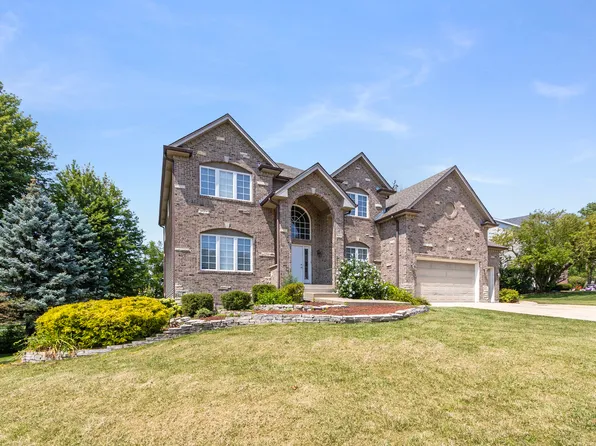 816 Queensgate Cir, Sugar Grove, IL 60554