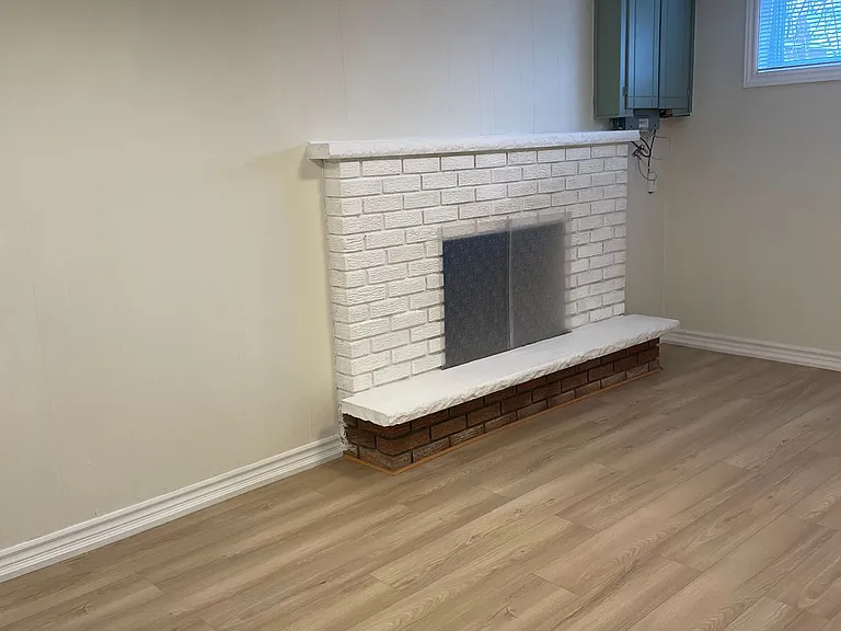166 Collings Ave — Photo 4