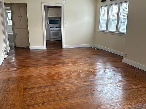 4th image of 2302 N Clinton St