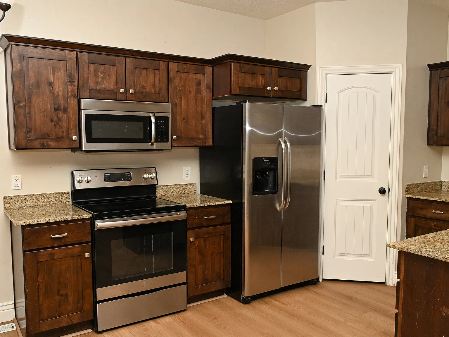 5 bed, 3.0 bath, 2460 sqft, $2,200 — Photo 4
