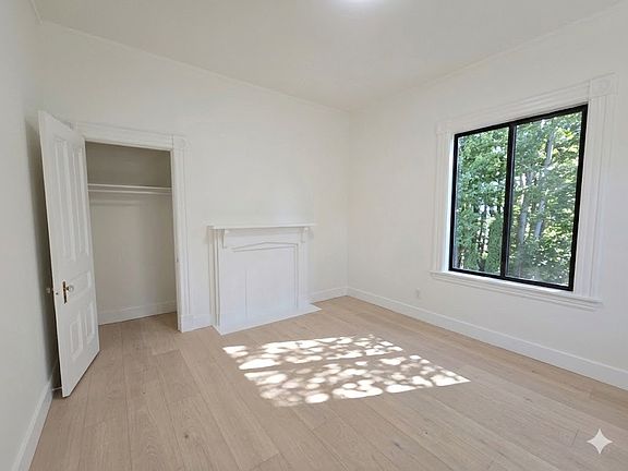 2nd image of 407-411 Lyon St #411A