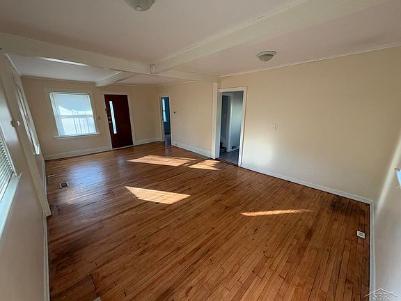 3rd image of 1902 N Clinton St
