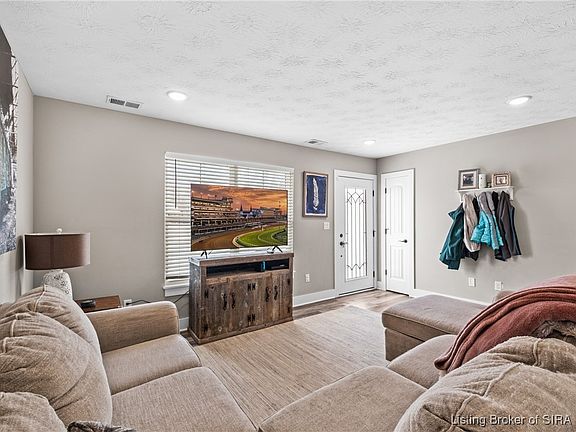 5th image of 850 Twin Oaks Drive