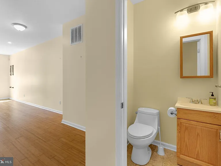 2476 Emerald St — Photo 7