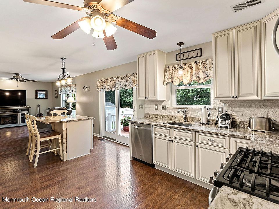 2nd image of 19 Carrie Dr