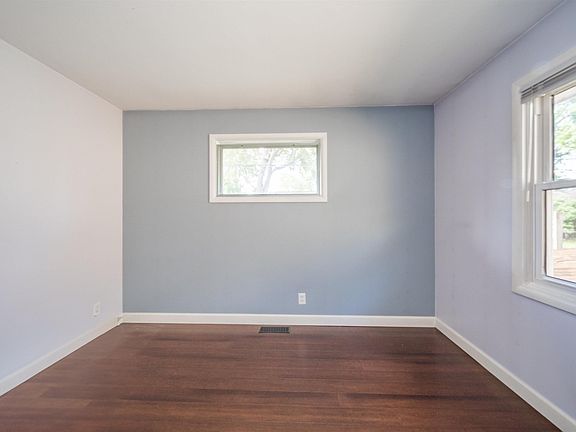 3rd image of 2215 W Cambridge Dr