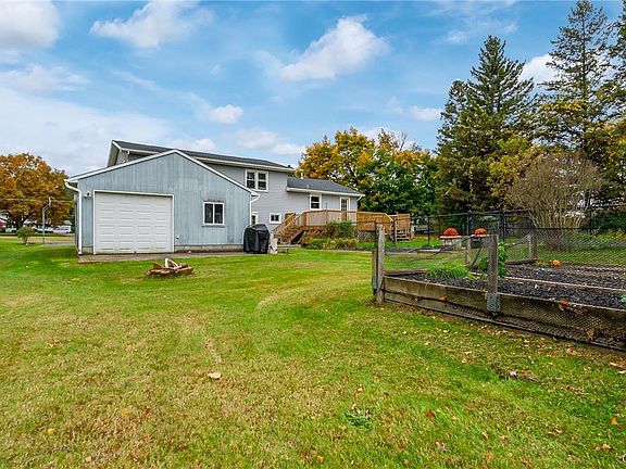 3rd image of 12 Sherwood Cir