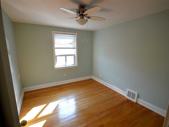 2nd image of 598 Drymen Cres