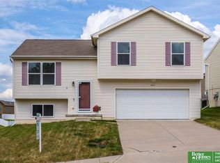 9020 Quest St, Omaha, NE 68122